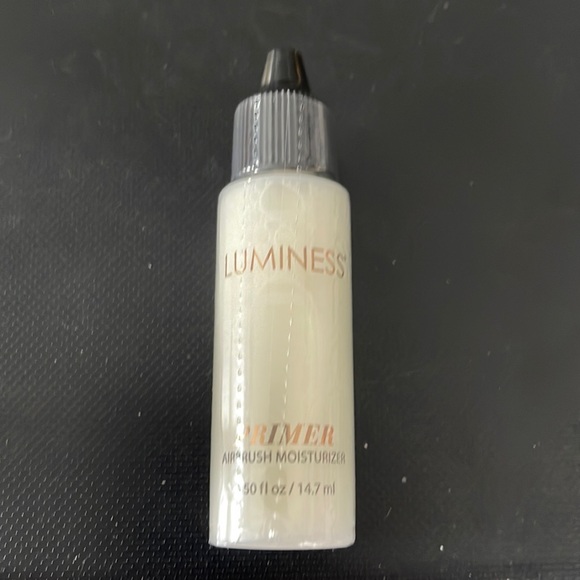 Luminous Airbrush Primer Moisturizer - Picture 3 of 3